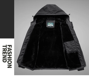 Détail d'une veste noire coupe-vent avec doublure en fausse fourrure et poignets côtelés