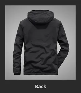 Vue arrière d'une veste à capuche noire pour hommes avec cordons de serrage