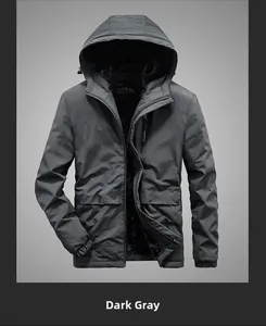 Détail de la doublure en polaire noire chaude dans une veste grise à capuche pour homme
