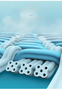 Rendu 3D macro du tissu en soie glacée montrant la respirabilité et la technologie de frais