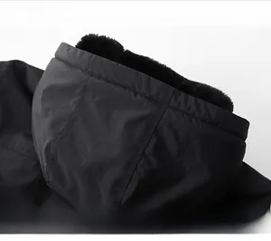Détail de la veste à capuche noire coupe-vent avec doublure en fausse fourrure et coutures renforcées