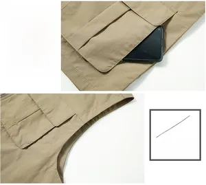 Vue détaillée de la veste kaki montrant les coutures renforcées et les grandes poches