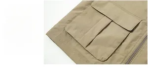 Détail de l'ourlet de la veste cargo kaki avec une grande poche et une fermeture éclair