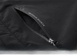 Détail de la poche zippée étanche et du tissu anti-déchirure sur la veste de sport