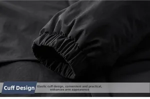 Gros plan des poignets élastiques d'une veste d'extérieur noire avec texture fine
