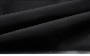 Détail d'un tissu thermique noir haut de gamme avec texture fine et coupe-vent