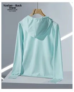 Vue détaillée du dos d'une veste de protection solaire bleue en soie glacée UPF50+