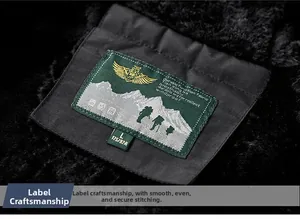 Détail de l'étiquette de la veste affichant la taille L et des graphiques de montagne