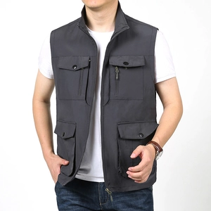 Herren Outdoor Funktionsweste in Dunkelgrau mit mehreren Taschen und Stehkragen für Freizeit