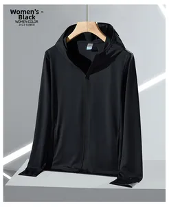 Détail de la veste solaire noire en soie glacée UPF50+ avec maille respirante