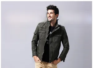 Détail d'une veste cargo en coton vert militaire avec col montant et épaulettes