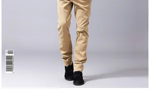 Vue détaillée du pantalon cargo kaki coupe ajustée avec des bottines militaires noires