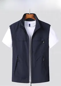 Dettaglio del gilet blu scuro multitasche con cerniera lampo e design a collo alto sportivo