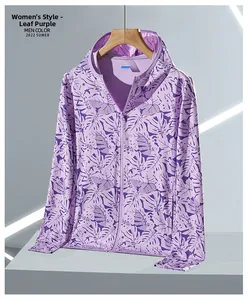 Gros plan d'une veste de protection solaire légère à imprimé érable violet sur cintre
