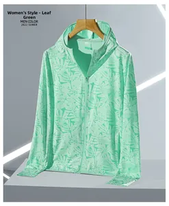 Détail d'une veste de protection solaire vert avec motif de feuilles et capuche UPF50+