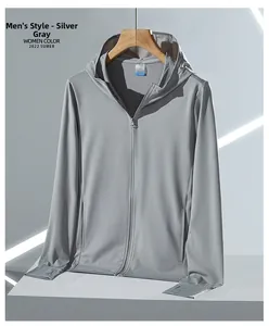 Détail de la veste de protection solaire gris argent pour homme en tissu de soie glacée