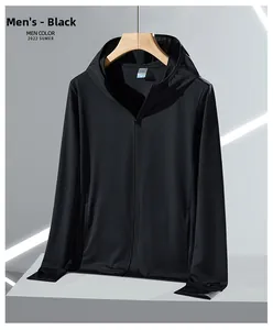 Détail de la veste de protection solaire noire en soie glacée avec maille respirante