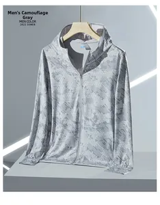 Détail d'une veste de protection solaire pour hommes avec motif camouflage nid d'abeille