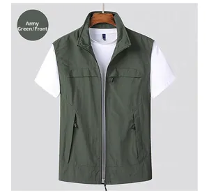 Vista frontale del gilet outdoor verde militare con tasche a zip e dettaglio collo alto