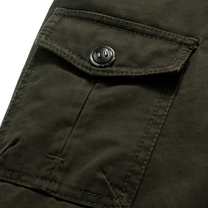 Veste militaire olive avec poche à rabat et tissu en sergé de coton résistant