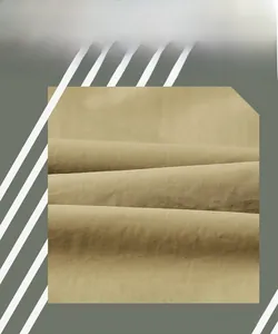 Gros plan du tissu de gilet polaire kaki montrant la texture fine et la maille résistante
