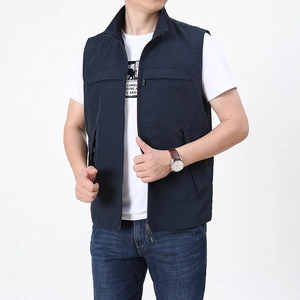 Gilet casual da uomo blu scuro con colletto rialzato e multitasche per attività all'aperto