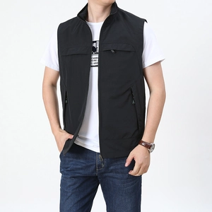 Gilet casual da uomo nero per esterni con collo alto e tasche multiple con cerniera