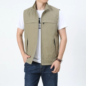 Gilet outdoor da uomo kaki con multitasche e collo alto in tessuto ad asciugatura rapida