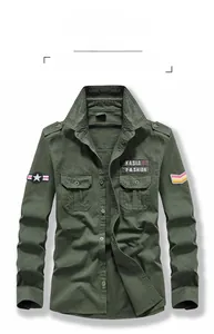 Détail d'une chemise cargo en coton vert militaire avec écussons et poches poitrine
