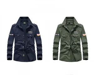 Détails des écussons militaires sur la poitrine et la manche de la chemise en coton