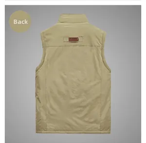 Détail du dos d'un gilet matelassé kaki avec étiquette en cuir marron embossée