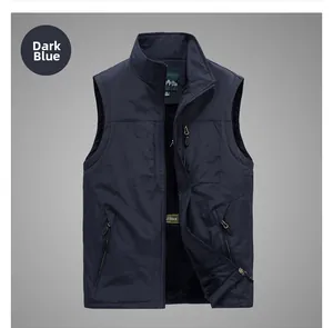 Vue détaillée du gilet polaire d'extérieur bleu marine avec col montant et poches zippées