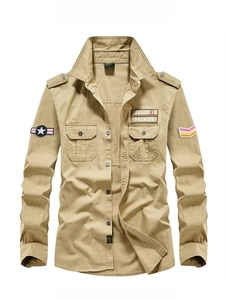 Vue détaillée d'une chemise militaire en coton kaki avec épaulettes et écussons de poitrine