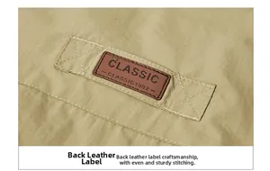 Détail d'un écusson classique en cuir marron avec logo sur le tissu de la veste