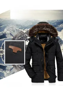 Details eines schweren Winterparkas mit gelbem Fleecefutter und abnehmbarer Fellkapuze