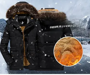 Detailansicht der Herren-Winterparkas mit warmem Fleecefutter und Kunstfellkapuze