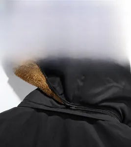 Makrodetail der Herren-Winterjacke mit abnehmbarem Kapuzenreißverschluss und Fleecefutter