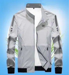 Détail de la veste de protection solaire gris clair avec lettrage FREE noir et finitions