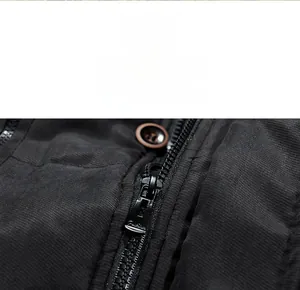 Detailansicht des Metallreißverschlusses mit Gravur und Knopf an der Herrenjacke