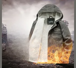 Détail de la veste d'hiver pour homme avec doublure polaire et tissu en denim respirant