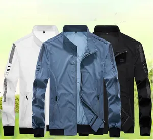 Trois vestes de protection solaire pour hommes en blanc, bleu et noir avec fermeture éclair