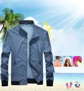 Détail de la veste anti-UV bleue pour hommes avec col montant et imprimé FREE