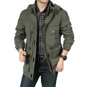 Giacca outdoor da uomo verde militare con tasche multiple e cappuccio su bianco
