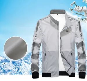 Détail de la veste de protection solaire gris clair montrant le tissu frais