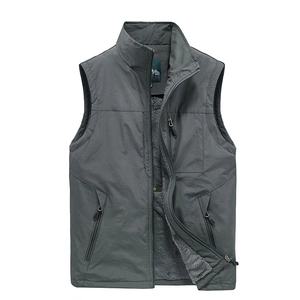 Gilet polaire chaud pour homme en gris foncé avec tissu coupe-vent et poches zippées
