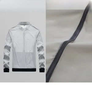 Détail de la coupe ergonomique 3D et de la couture sur cette veste grise de protection