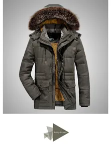 Detailansicht des Winterparkas mit dickem Kunstpelzkragen und warmem Fleece-Futter