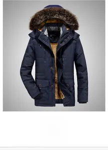Detail eines dunkelblauen Herren-Winterparkas mit abnehmbarem Kunstpelzkragen und Futter