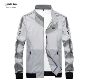 Détail de la veste de protection solaire beige gris avec logo FREE et poches zippées