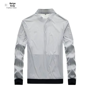 Détail de la veste solaire gris beige avec poignets noirs et logo FREE dans le dos